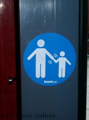 Eltern laden ihre Kinder
