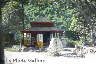 StraÃŸe 3
05.11.2012
Tempel am StraÃŸenrand
Schlüsselwörter: Nepal Chitwan