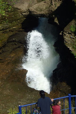 HÃ¶hle 4
07.11.2012
Dort kommt das Wasser wieder raus
Schlüsselwörter: Nepal Pokhara