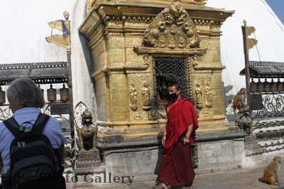 Swayambhunath 23
08.11.2012
Vor der groÃŸen Stupa
Schlüsselwörter: Nepal Kathmandu
