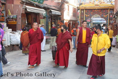 Bodhnath-Stupa 10
08.11.2012
MÃ¶nche am Eingang zur Stupa
Schlüsselwörter: Nepal Kathmandu