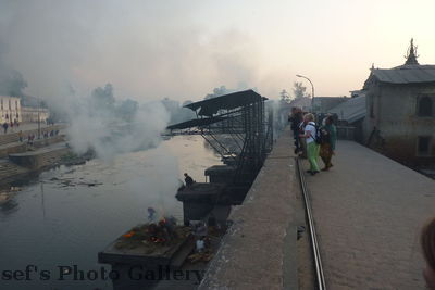 Bestattung 1
08.11.2012
VerbennungsplÃ¤tze am Bagmati
Schlüsselwörter: Nepal Kathmandu