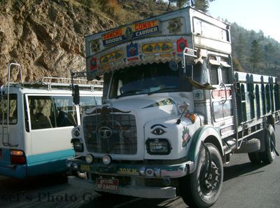 LKW 2
10.11.2012
Die LKWs  sind immer recht aufwÃ¤ndig geschmÃ¼ckt
Schlüsselwörter: Bhutan