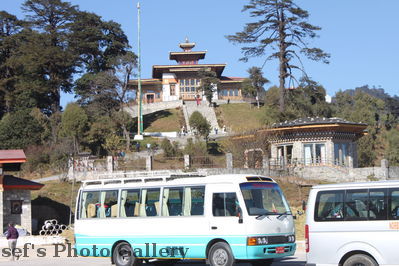 Unser Bus
10.11.2012
auf dem 3116m hohen  Dochula Pass
Schlüsselwörter: Bhutan Dochula Pass