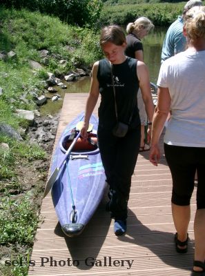Uli bereitet ihr Kajak zum Einsetzen am Teilungswehr vor
2012-08-04
Auf dem ersten Teil der Strecke, dem Elsterflutbett habe ich keine Fotos gemacht. Beim Einstieg an Stadthafen wÃ¤re ich beinahe baden gegangen ;-)
Schlüsselwörter: Paddeln Leipzig