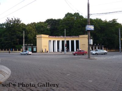 Cernivci
13.07.
Eingang des Parkes vor unserem Hotel
Schlüsselwörter: Cernivci Ð§ÐµÑ€Ð½Ñ–Ð²Ñ†Ñ–