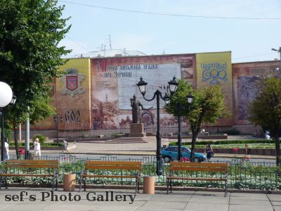 Cernivci
14.07.
Platz mit Plakat Ã¼ber das histor. Czernowitz
Schlüsselwörter: Cernivci Ð§ÐµÑ€Ð½Ñ–Ð²Ñ†Ñ–